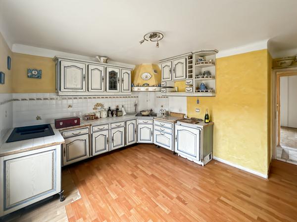 Maison avec sous-sol total a vendre sur Réau - 5 pièces a rénover