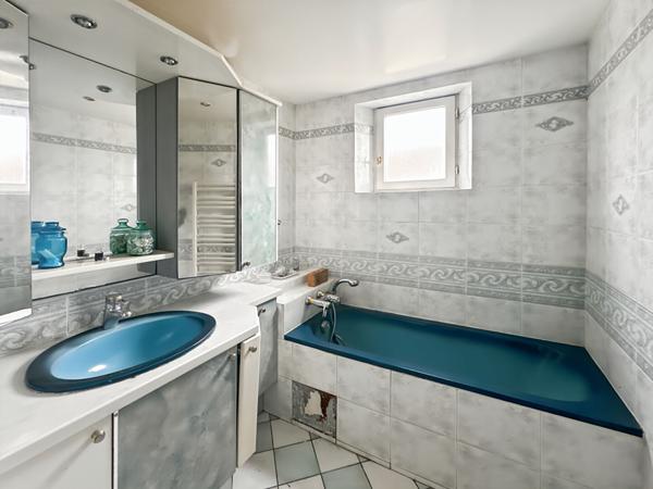 Maison avec sous-sol total a vendre sur Réau - 5 pièces a rénover