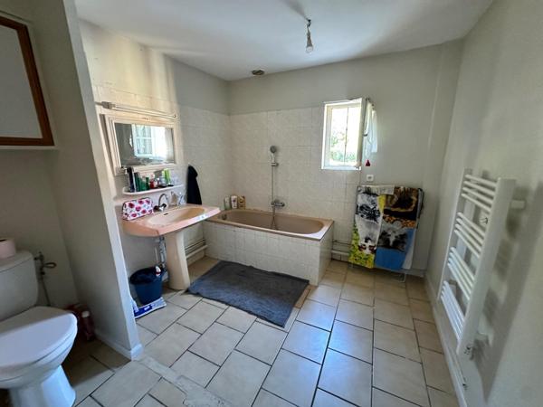 AGREABLE MAISON DE VILLAGE -CALME  - JARDIN CLOS -