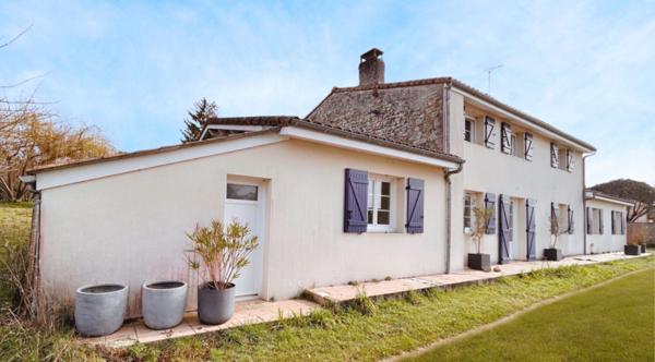 Maison charentaise Meursac 211 m2 au calme non mitoyenne