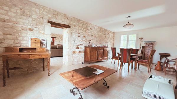 Maison charentaise Meursac 211 m2 au calme non mitoyenne