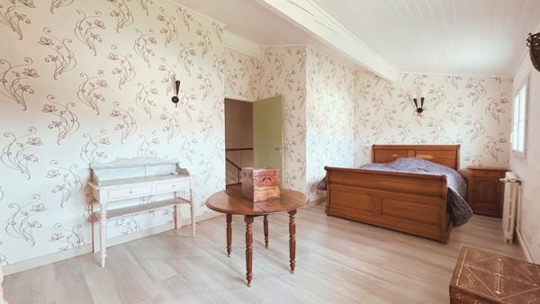 Maison charentaise Meursac 211 m2 au calme non mitoyenne