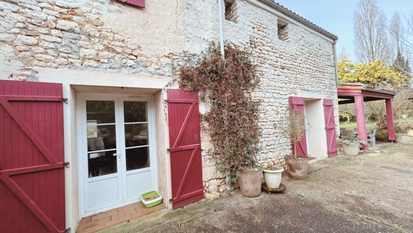 Maison charentaise Meursac 211 m2 au calme non mitoyenne