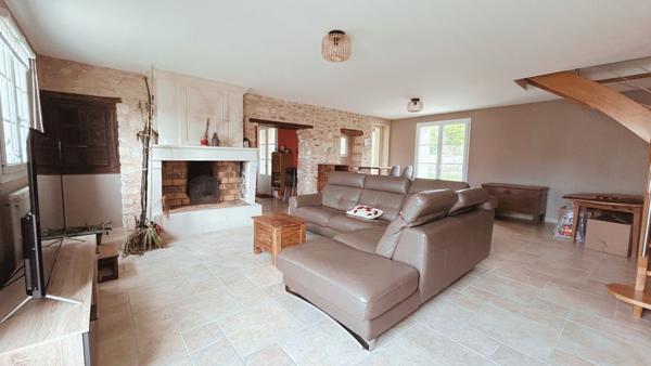 Maison charentaise Meursac 211 m2 au calme non mitoyenne