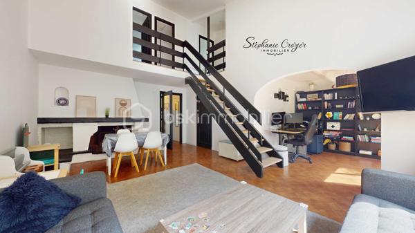 Située dans un environnement résidentiel recherché d'Escalquens, découvrez cette agréable maison entièrement rénovée, alliant confort moderne, luminosité et excellente performance énergétique.

Dès l'entrée, vous serez séduits par son vaste salon-séjour baigné de lumière grâce à son exposition Sud-Est et son magnifique plafond cathédrale qui apporte volume et caractère à la pièce de vie. La cuisine indépendante, entièrement équipée fonctionnelle et conviviale, complète le rez-de-chaussée. Vous disposerez également d'un WC indépendant, d'une buanderie et d'un garage avec porte motorisée.

À l'étage, l'espace nuit se compose de trois belles chambres, d'un dressing, d'une salle d'eau moderne et d'un WC indépendant.

Traversante, la maison bénéficie d'une belle luminosité tout au long de la journée. À l'extérieur, vous profiterez d'un jardin intimiste et facile d'entretien agrémenté d'une agréable terrasse carrelée, idéale pour les repas en famille ou entre amis.

Côté prestations, aucun travaux à prévoir : fenêtres PVC double vitrage, volets roulants électriques, climatisation dans toutes les pièces, rénovation complète et excellent DPE.

Une maison clé en main, rare sur le secteur, à découvrir sans tarder.

Dossier complet et visite virtuelle sur demande.

Contactez Stéphanie Crozier, votre conseiller immobilier, spécialiste du secteur.
Collaboration inter-agences acceptée dans le respect des règles de partage, afin de maximiser les opportunités pour les acquéreurs et les vendeurs.
