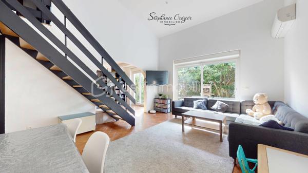 Située dans un environnement résidentiel recherché d'Escalquens, découvrez cette agréable maison entièrement rénovée, alliant confort moderne, luminosité et excellente performance énergétique.

Dès l'entrée, vous serez séduits par son vaste salon-séjour baigné de lumière grâce à son exposition Sud-Est et son magnifique plafond cathédrale qui apporte volume et caractère à la pièce de vie. La cuisine indépendante, entièrement équipée fonctionnelle et conviviale, complète le rez-de-chaussée. Vous disposerez également d'un WC indépendant, d'une buanderie et d'un garage avec porte motorisée.

À l'étage, l'espace nuit se compose de trois belles chambres, d'un dressing, d'une salle d'eau moderne et d'un WC indépendant.

Traversante, la maison bénéficie d'une belle luminosité tout au long de la journée. À l'extérieur, vous profiterez d'un jardin intimiste et facile d'entretien agrémenté d'une agréable terrasse carrelée, idéale pour les repas en famille ou entre amis.

Côté prestations, aucun travaux à prévoir : fenêtres PVC double vitrage, volets roulants électriques, climatisation dans toutes les pièces, rénovation complète et excellent DPE.

Une maison clé en main, rare sur le secteur, à découvrir sans tarder.

Dossier complet et visite virtuelle sur demande.

Contactez Stéphanie Crozier, votre conseiller immobilier, spécialiste du secteur.
Collaboration inter-agences acceptée dans le respect des règles de partage, afin de maximiser les opportunités pour les acquéreurs et les vendeurs.