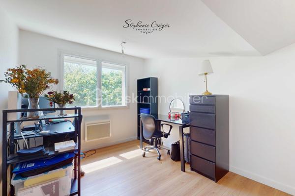 Située dans un environnement résidentiel recherché d'Escalquens, découvrez cette agréable maison entièrement rénovée, alliant confort moderne, luminosité et excellente performance énergétique.

Dès l'entrée, vous serez séduits par son vaste salon-séjour baigné de lumière grâce à son exposition Sud-Est et son magnifique plafond cathédrale qui apporte volume et caractère à la pièce de vie. La cuisine indépendante, entièrement équipée fonctionnelle et conviviale, complète le rez-de-chaussée. Vous disposerez également d'un WC indépendant, d'une buanderie et d'un garage avec porte motorisée.

À l'étage, l'espace nuit se compose de trois belles chambres, d'un dressing, d'une salle d'eau moderne et d'un WC indépendant.

Traversante, la maison bénéficie d'une belle luminosité tout au long de la journée. À l'extérieur, vous profiterez d'un jardin intimiste et facile d'entretien agrémenté d'une agréable terrasse carrelée, idéale pour les repas en famille ou entre amis.

Côté prestations, aucun travaux à prévoir : fenêtres PVC double vitrage, volets roulants électriques, climatisation dans toutes les pièces, rénovation complète et excellent DPE.

Une maison clé en main, rare sur le secteur, à découvrir sans tarder.

Dossier complet et visite virtuelle sur demande.

Contactez Stéphanie Crozier, votre conseiller immobilier, spécialiste du secteur.
Collaboration inter-agences acceptée dans le respect des règles de partage, afin de maximiser les opportunités pour les acquéreurs et les vendeurs.