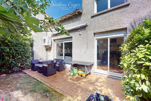Située dans un environnement résidentiel recherché d'Escalquens, découvrez cette agréable maison entièrement rénovée, alliant confort moderne, luminosité et excellente performance énergétique.

Dès l'entrée, vous serez séduits par son vaste salon-séjour baigné de lumière grâce à son exposition Sud-Est et son magnifique plafond cathédrale qui apporte volume et caractère à la pièce de vie. La cuisine indépendante, entièrement équipée fonctionnelle et conviviale, complète le rez-de-chaussée. Vous disposerez également d'un WC indépendant, d'une buanderie et d'un garage avec porte motorisée.

À l'étage, l'espace nuit se compose de trois belles chambres, d'un dressing, d'une salle d'eau moderne et d'un WC indépendant.

Traversante, la maison bénéficie d'une belle luminosité tout au long de la journée. À l'extérieur, vous profiterez d'un jardin intimiste et facile d'entretien agrémenté d'une agréable terrasse carrelée, idéale pour les repas en famille ou entre amis.

Côté prestations, aucun travaux à prévoir : fenêtres PVC double vitrage, volets roulants électriques, climatisation dans toutes les pièces, rénovation complète et excellent DPE.

Une maison clé en main, rare sur le secteur, à découvrir sans tarder.

Dossier complet et visite virtuelle sur demande.

Contactez Stéphanie Crozier, votre conseiller immobilier, spécialiste du secteur.
Collaboration inter-agences acceptée dans le respect des règles de partage, afin de maximiser les opportunités pour les acquéreurs et les vendeurs.