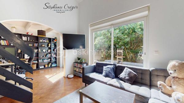 Située dans un environnement résidentiel recherché d'Escalquens, découvrez cette agréable maison entièrement rénovée, alliant confort moderne, luminosité et excellente performance énergétique.

Dès l'entrée, vous serez séduits par son vaste salon-séjour baigné de lumière grâce à son exposition Sud-Est et son magnifique plafond cathédrale qui apporte volume et caractère à la pièce de vie. La cuisine indépendante, entièrement équipée fonctionnelle et conviviale, complète le rez-de-chaussée. Vous disposerez également d'un WC indépendant, d'une buanderie et d'un garage avec porte motorisée.

À l'étage, l'espace nuit se compose de trois belles chambres, d'un dressing, d'une salle d'eau moderne et d'un WC indépendant.

Traversante, la maison bénéficie d'une belle luminosité tout au long de la journée. À l'extérieur, vous profiterez d'un jardin intimiste et facile d'entretien agrémenté d'une agréable terrasse carrelée, idéale pour les repas en famille ou entre amis.

Côté prestations, aucun travaux à prévoir : fenêtres PVC double vitrage, volets roulants électriques, climatisation dans toutes les pièces, rénovation complète et excellent DPE.

Une maison clé en main, rare sur le secteur, à découvrir sans tarder.

Dossier complet et visite virtuelle sur demande.

Contactez Stéphanie Crozier, votre conseiller immobilier, spécialiste du secteur.
Collaboration inter-agences acceptée dans le respect des règles de partage, afin de maximiser les opportunités pour les acquéreurs et les vendeurs.