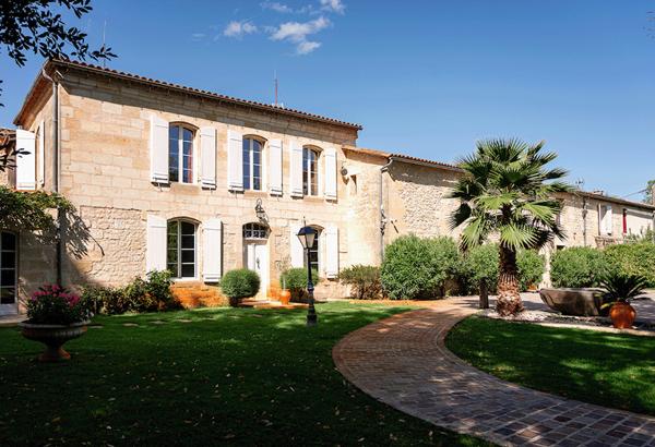 Bordeaux Rive droite, magnifique propriété du 19ème avec ponton privé et piscine au coeur d’un parc privé de deux hectares