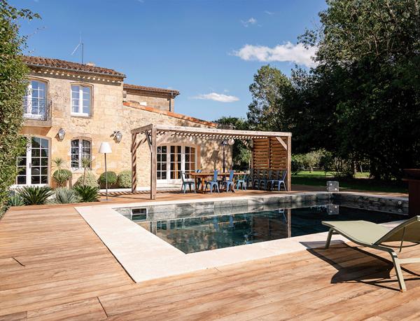 Bordeaux Rive droite, magnifique propriété du 19ème avec ponton privé et piscine au coeur d’un parc privé de deux hectares