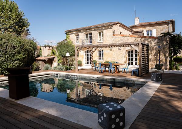 Bordeaux Rive droite, magnifique propriété du 19ème avec ponton privé et piscine au coeur d’un parc privé de deux hectares