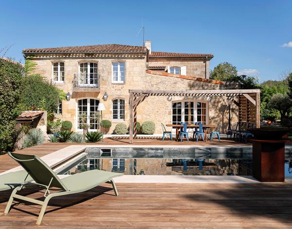 Bordeaux Rive droite, magnifique propriété du 19ème avec ponton privé et piscine au coeur d’un parc privé de deux hectares