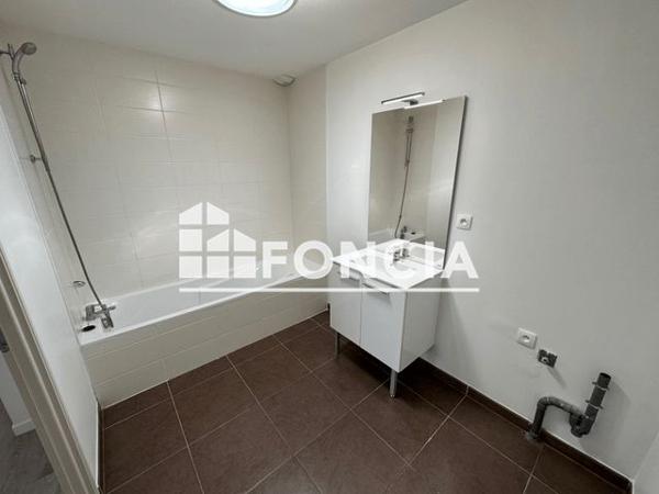 Location Appartement 2 pièces 41.61 m² - 800 CHEMIN DES VIOUGUES Salon De Provence 13300