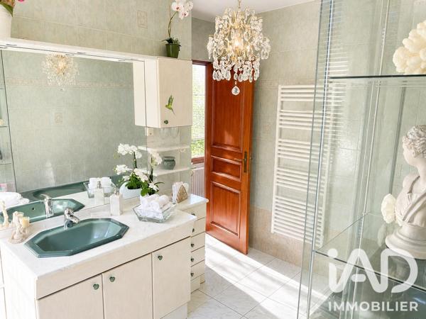 Maison à vendre 8 pièces 167 m² Le Mesnil-le-Roi