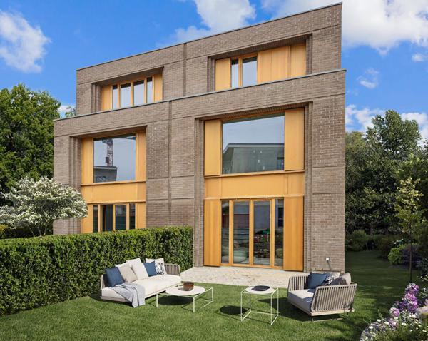 Maison 4 pièces de 101m² + terrasse / jardin + 2 parkings ! VERSAILLES