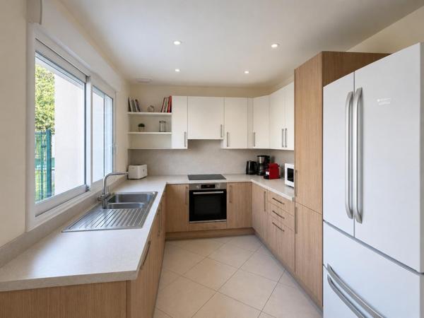 EXCLUSIVITÉ Maison récente 4 chambres à 5 min de la gare d 630 000 € - Référence  893