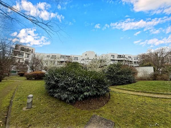 SURESNES CENTRE-VILLE -  Appartement 3 pièce(s) 74 m2 - ASCENSEUR - TERRASSE - PARKING - CAVE - BUS AU PIED DE L'APPARTEMENT
