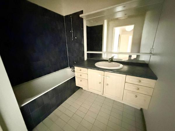 SURESNES CENTRE-VILLE -  Appartement 3 pièce(s) 74 m2 - ASCENSEUR - TERRASSE - PARKING - CAVE - BUS AU PIED DE L'APPARTEMENT