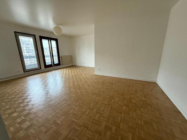SURESNES CENTRE-VILLE -  Appartement 3 pièce(s) 74 m2 - ASCENSEUR - TERRASSE - PARKING - CAVE - BUS AU PIED DE L'APPARTEMENT