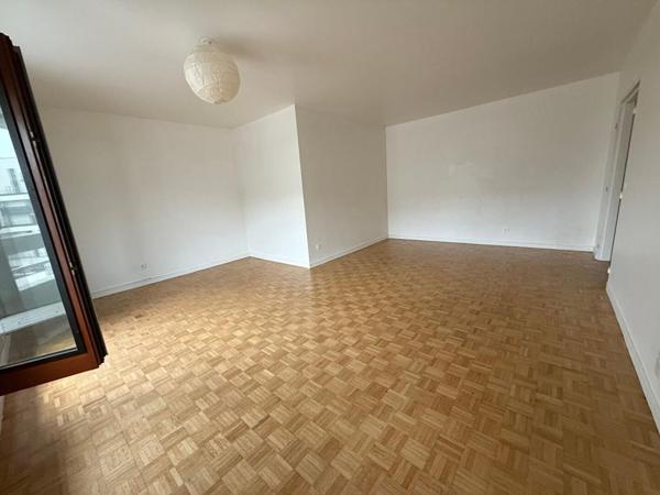 SURESNES CENTRE-VILLE -  Appartement 3 pièce(s) 74 m2 - ASCENSEUR - TERRASSE - PARKING - CAVE - BUS AU PIED DE L'APPARTEMENT