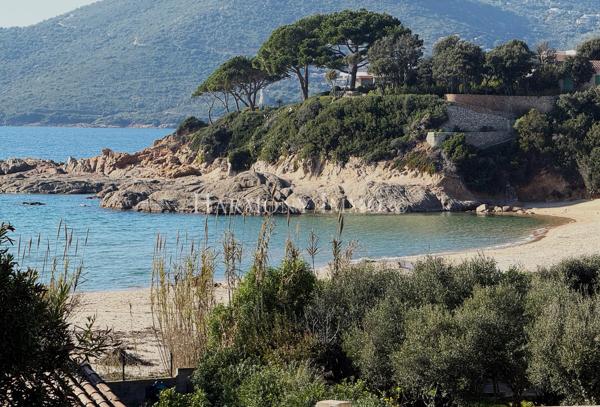 Villa indépendante avec une jolie vue mer proche de la plage.