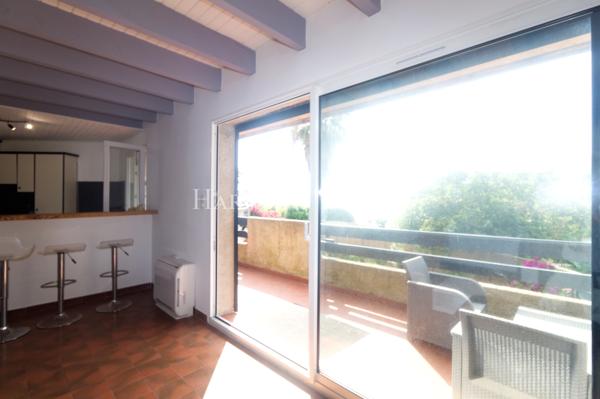 Villa indépendante avec une jolie vue mer proche de la plage.