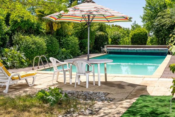 Propriete d'exception à vendre à SAUMUR (49400) Panorama d'exception sur le château et la Loire - 328m² - 2278m²-piscine