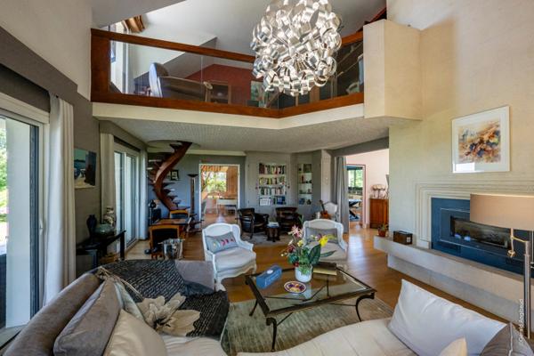 Propriete d'exception à vendre à SAUMUR (49400) Panorama d'exception sur le château et la Loire - 328m² - 2278m²-piscine