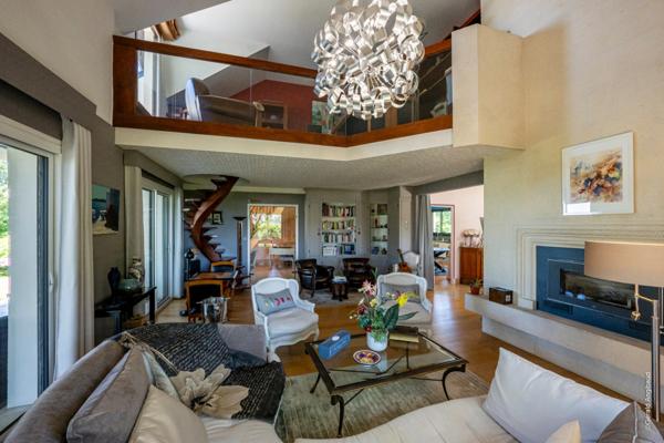 Propriete d'exception à vendre à SAUMUR (49400) Panorama d'exception sur le château et la Loire - 328m² - 2278m²-piscine