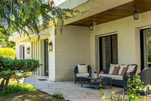 Propriete d'exception à vendre à SAUMUR (49400) Panorama d'exception sur le château et la Loire - 328m² - 2278m²-piscine