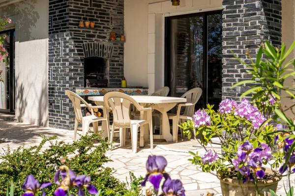 Propriete d'exception à vendre à SAUMUR (49400) Panorama d'exception sur le château et la Loire - 328m² - 2278m²-piscine