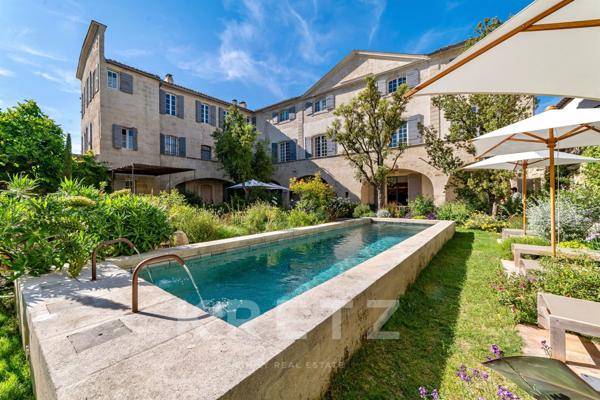 Hôtel Particulier du XVIIe siècle entièrement restauré en coeur de village