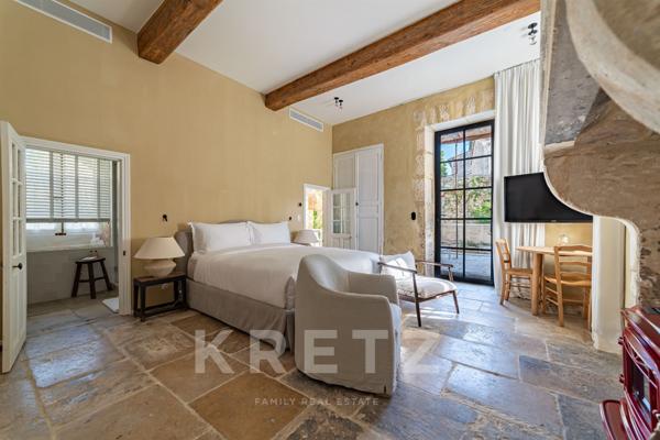 Hôtel Particulier du XVIIe siècle entièrement restauré en coeur de village