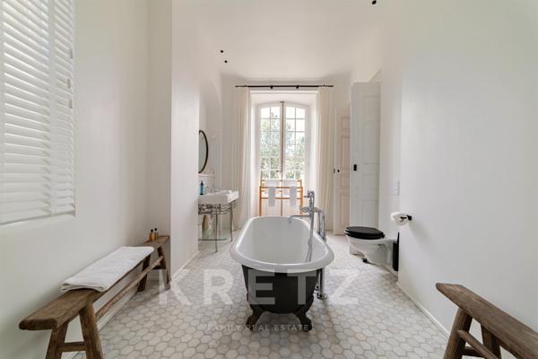 Hôtel Particulier du XVIIe siècle entièrement restauré en coeur de village