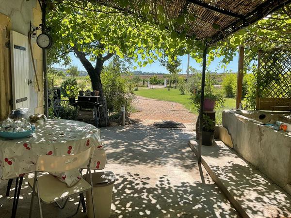 Cabanon sur un terrain arboré, plat et cloturé à St Maximin la Sainte Baume