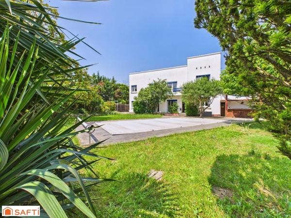 Superbe Maison d'Architecte T8 220m2 sur 1900m2 de Terrain avec Piscine et 2 Appartements