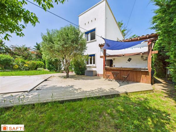 Superbe Maison d'Architecte T8 220m2 sur 1900m2 de Terrain avec Piscine et 2 Appartements