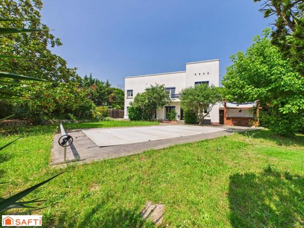 Superbe Maison d'Architecte T8 220m2 sur 1900m2 de Terrain avec Piscine et 2 Appartements