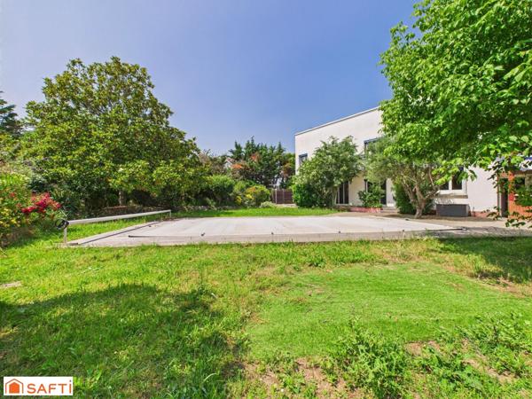 Superbe Maison d'Architecte T8 220m2 sur 1900m2 de Terrain avec Piscine et 2 Appartements