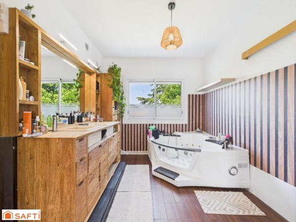 Superbe Maison d'Architecte T8 220m2 sur 1900m2 de Terrain avec Piscine et 2 Appartements