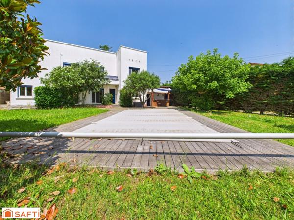 Superbe Maison d'Architecte T8 220m2 sur 1900m2 de Terrain avec Piscine et 2 Appartements