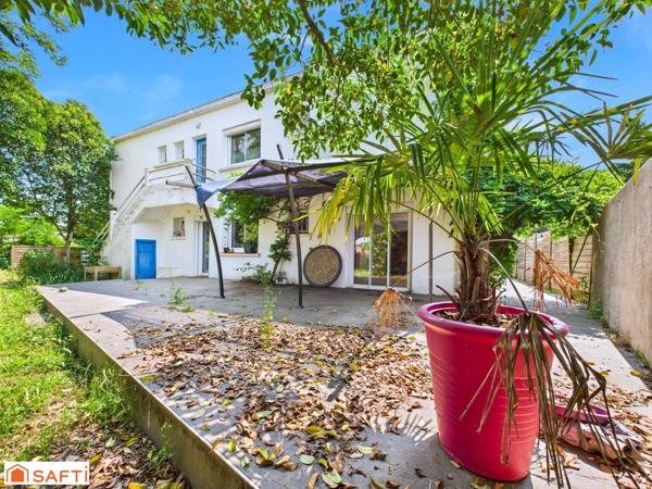 Superbe Maison d'Architecte T8 220m2 sur 1900m2 de Terrain avec Piscine et 2 Appartements