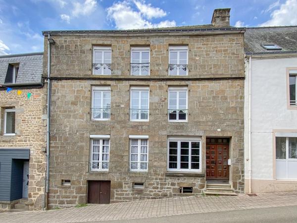 Maison de caractère spacieuse avec 4 entrées différentes et cour Gorron