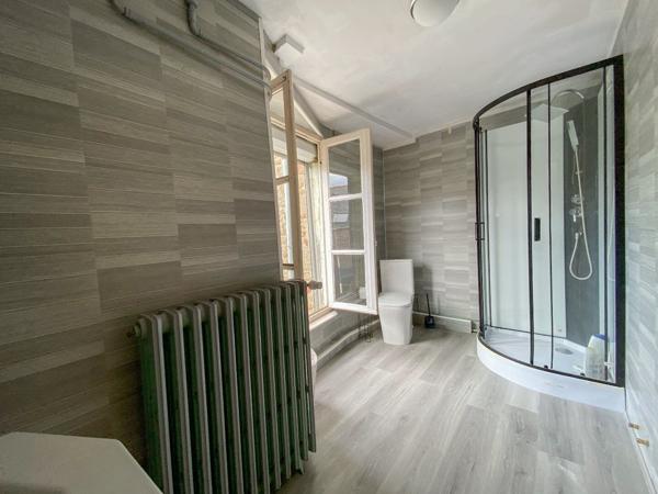 Maison de caractère spacieuse avec 4 entrées différentes et cour Gorron
