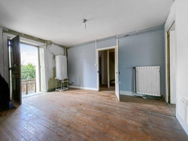 Maison de caractère spacieuse avec 4 entrées différentes et cour Gorron