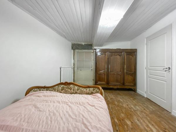 Maison de caractère spacieuse avec 4 entrées différentes et cour Gorron