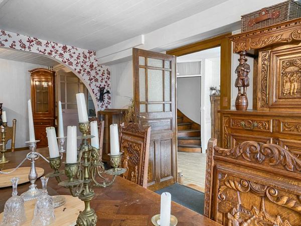 Maison de caractère spacieuse avec 4 entrées différentes et cour Gorron