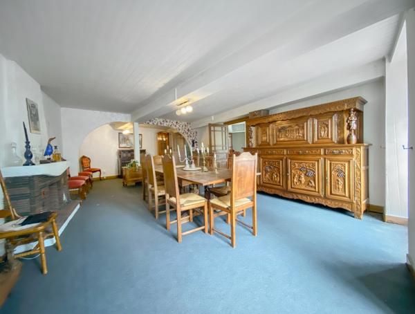 Maison de caractère spacieuse avec 4 entrées différentes et cour Gorron