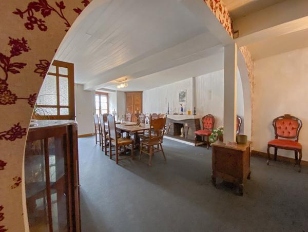 Maison de caractère spacieuse avec 4 entrées différentes et cour Gorron
